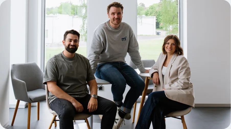 Drei mittwald Mitarbeiter*innen im Büro