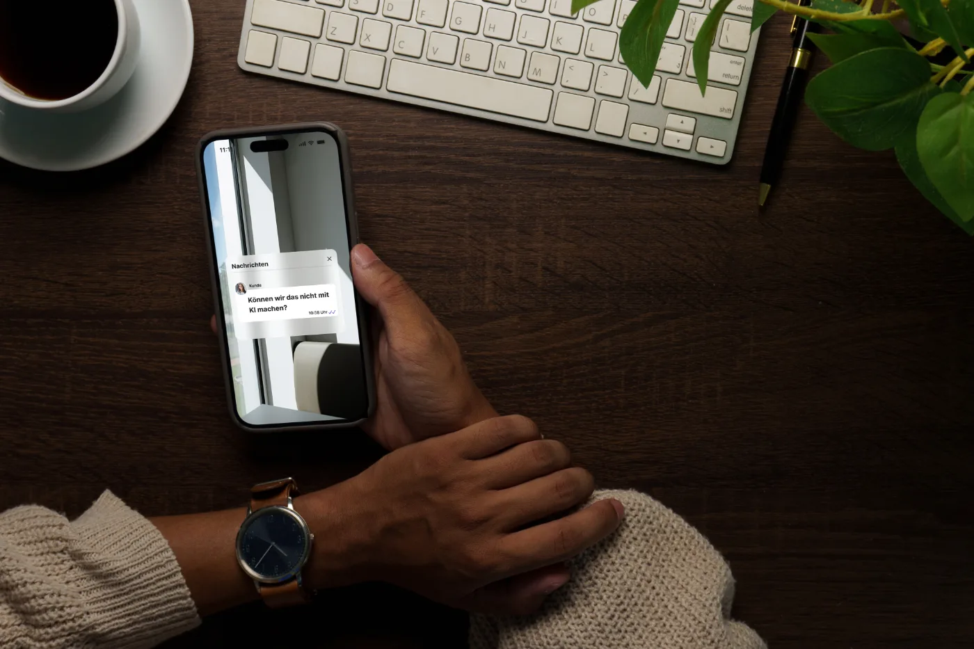 Hand hält ein Smartphone mit einer Webseite